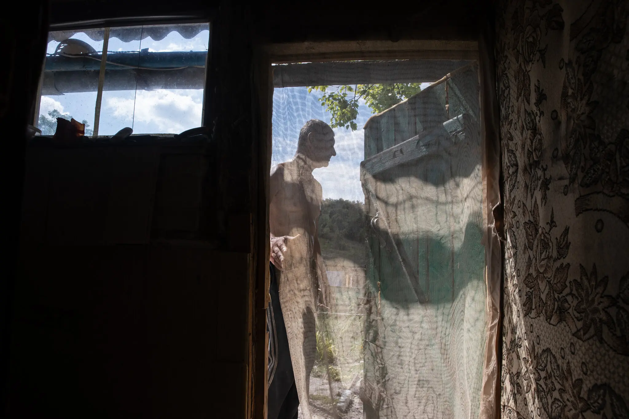 Під час російської окупації пан Гончар залишився в селі, незважаючи на небезпеку, піклуватися про матір. Вона померла на початку цього місяця.